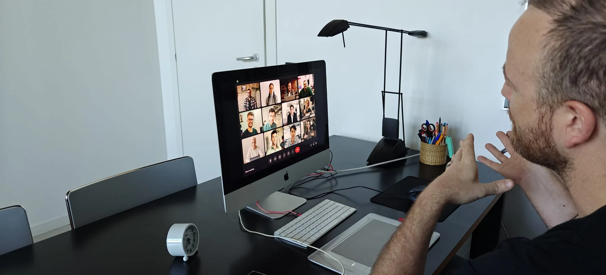 web-designer-Padova-spiega-ai-clienti-il-progetto-web